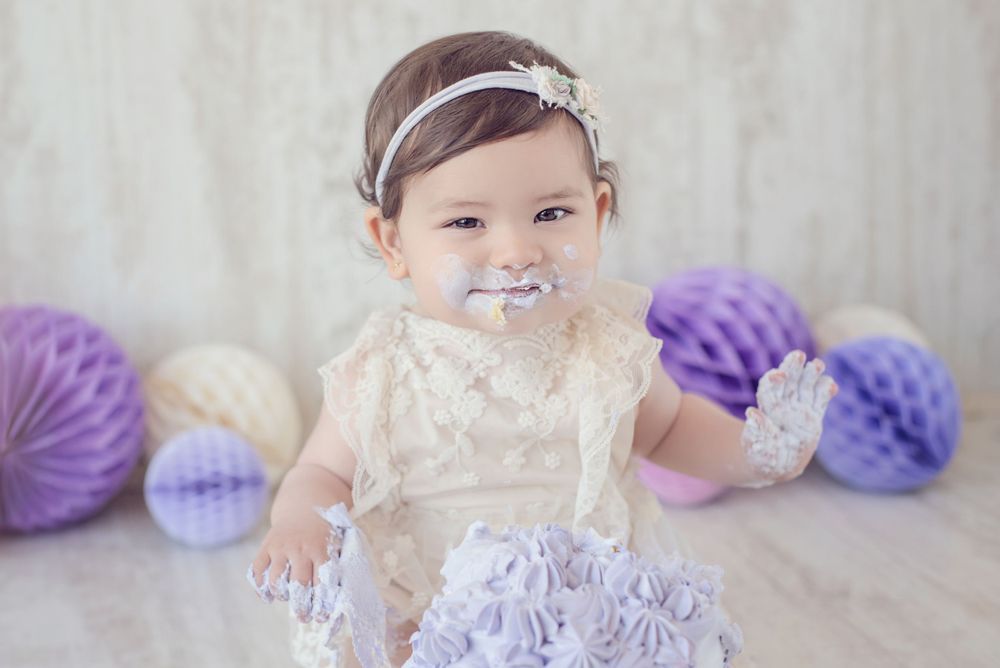 Fotografía familiar y de bebés en estudio, momentos espontáneos y luz natural. Estudio en Reñaca. Smash the Cake, Sesión Cumpleaños.