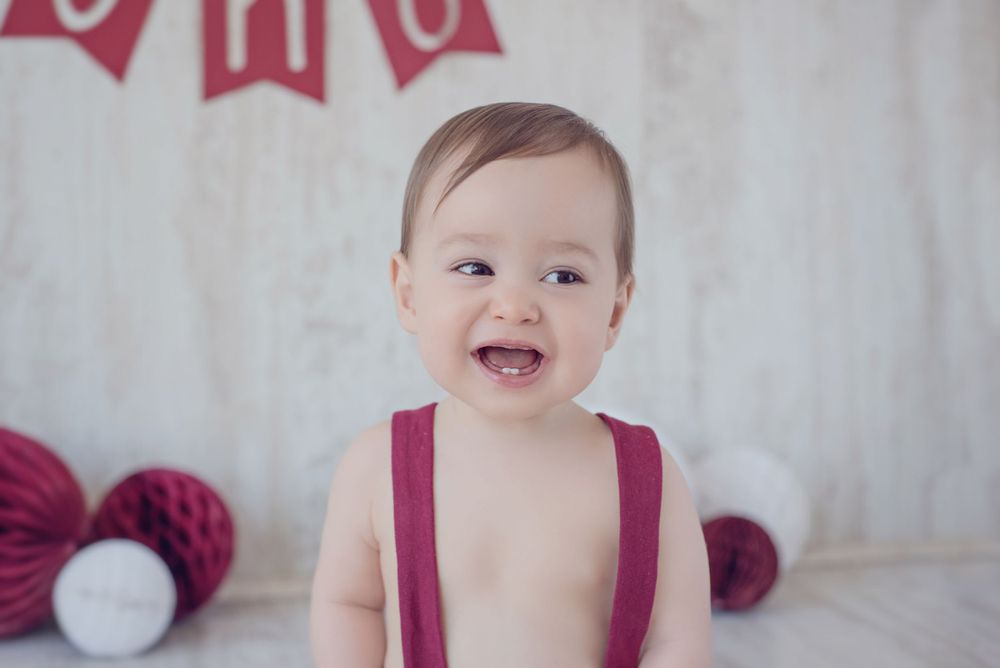 Fotografía familiar y de bebés en estudio, momentos espontáneos y luz natural. Estudio en Reñaca. Smash the Cake, Sesión Cumpleaños.