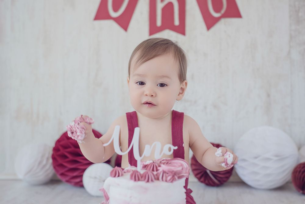 Fotografía familiar y de bebés en estudio, momentos espontáneos y luz natural. Estudio en Reñaca. Smash the Cake, Sesión Cumpleaños.