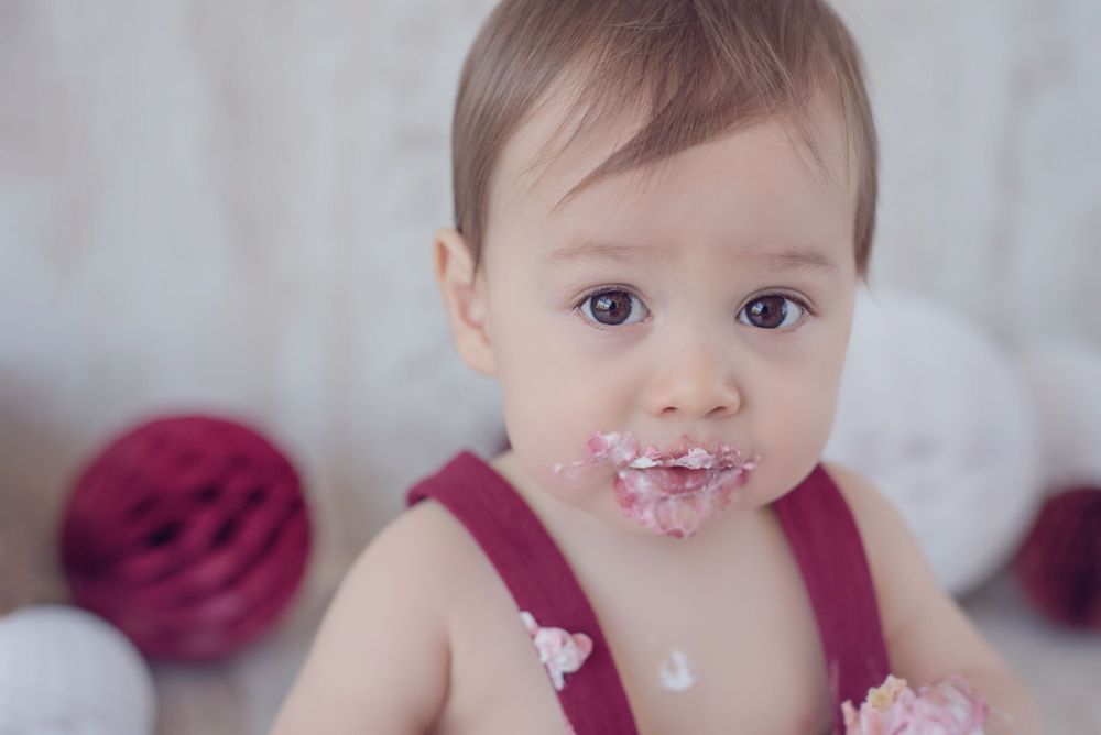 Fotografía familiar y de bebés en estudio, momentos espontáneos y luz natural. Estudio en Reñaca. Smash the Cake, Sesión Cumpleaños.