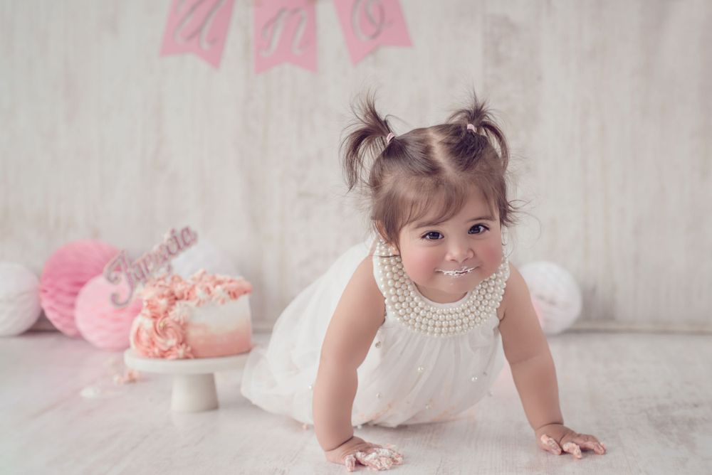 Fotografía familiar y de bebés en estudio, momentos espontáneos y luz natural. Estudio en Reñaca. Smash the Cake, Sesión Cumpleaños.