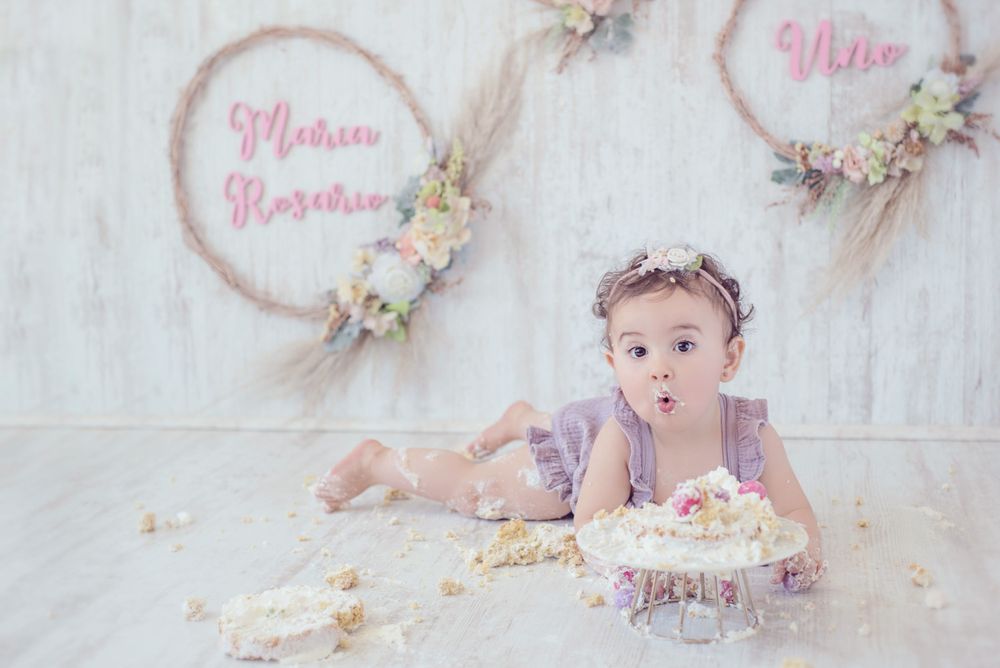 Fotografía familiar y de bebés en estudio, momentos espontáneos y luz natural. Estudio en Reñaca. Smash the Cake, Sesión Cumpleaños.