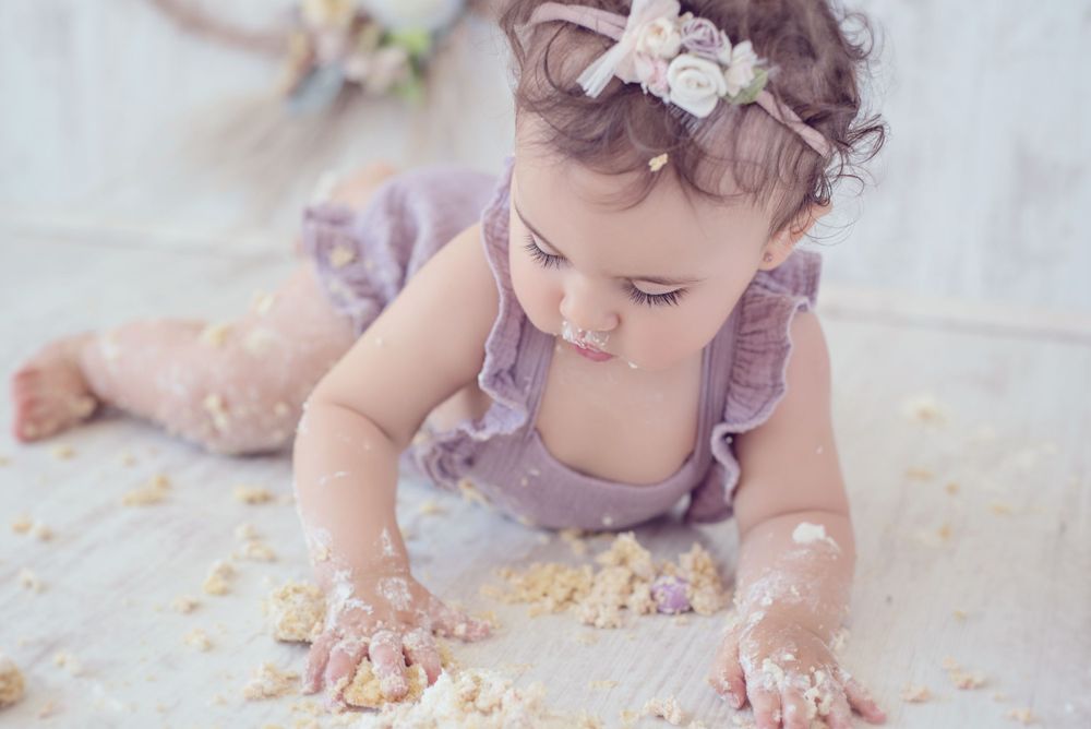 Fotografía familiar y de bebés en estudio, momentos espontáneos y luz natural. Estudio en Reñaca. Smash the Cake, Sesión Cumpleaños.