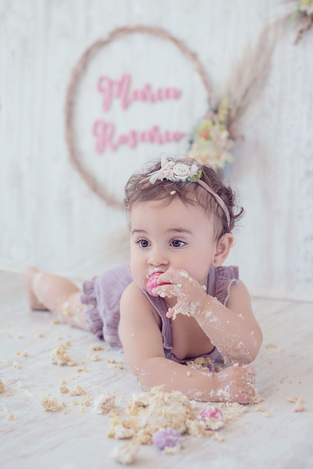 Fotografía familiar y de bebés en estudio, momentos espontáneos y luz natural. Estudio en Reñaca. Smash the Cake, Sesión Cumpleaños.