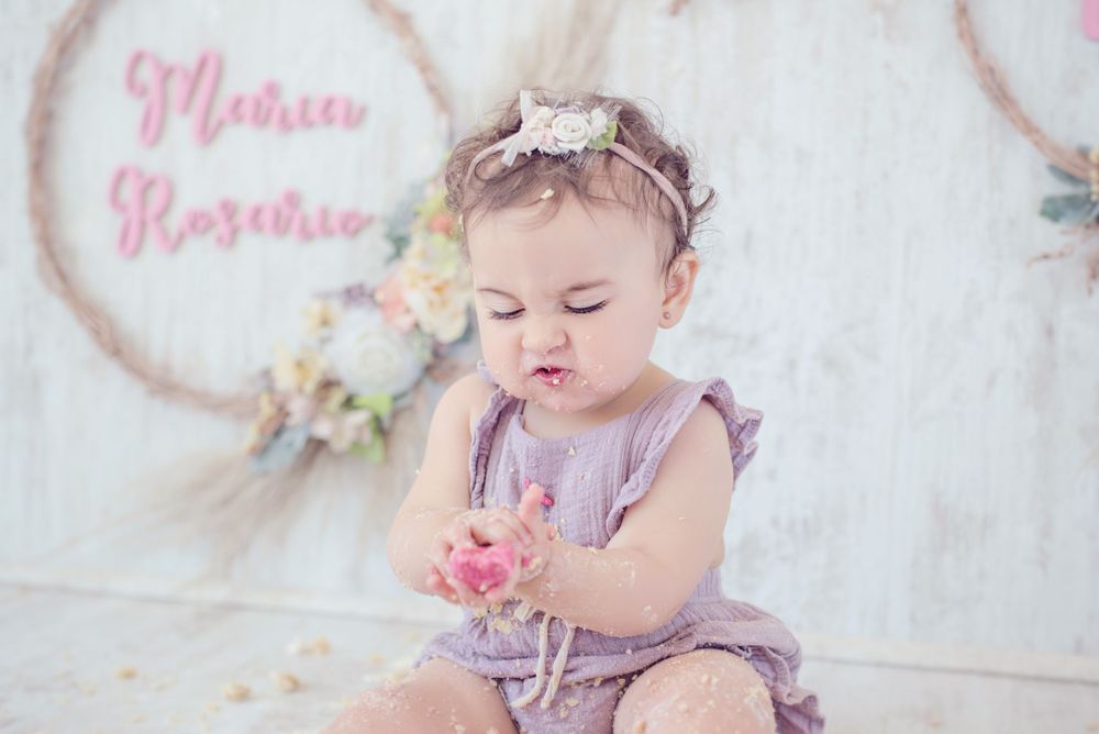 Fotografía familiar y de bebés en estudio, momentos espontáneos y luz natural. Estudio en Reñaca. Smash the Cake, Sesión Cumpleaños.