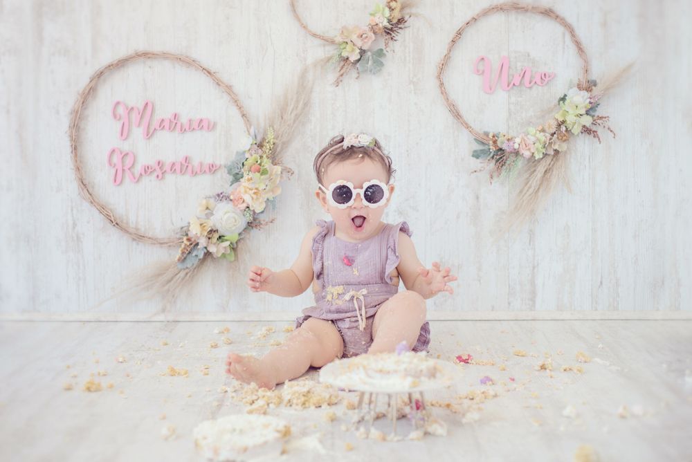 Fotografía familiar y de bebés en estudio, momentos espontáneos y luz natural. Estudio en Reñaca. Smash the Cake, Sesión Cumpleaños.