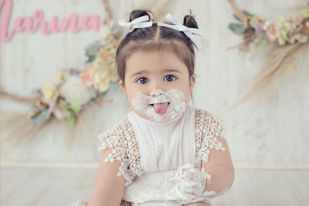 Fotografía familiar y de bebés en estudio, momentos espontáneos y luz natural. Estudio en Reñaca. Smash the Cake, Sesión Cumpleaños.