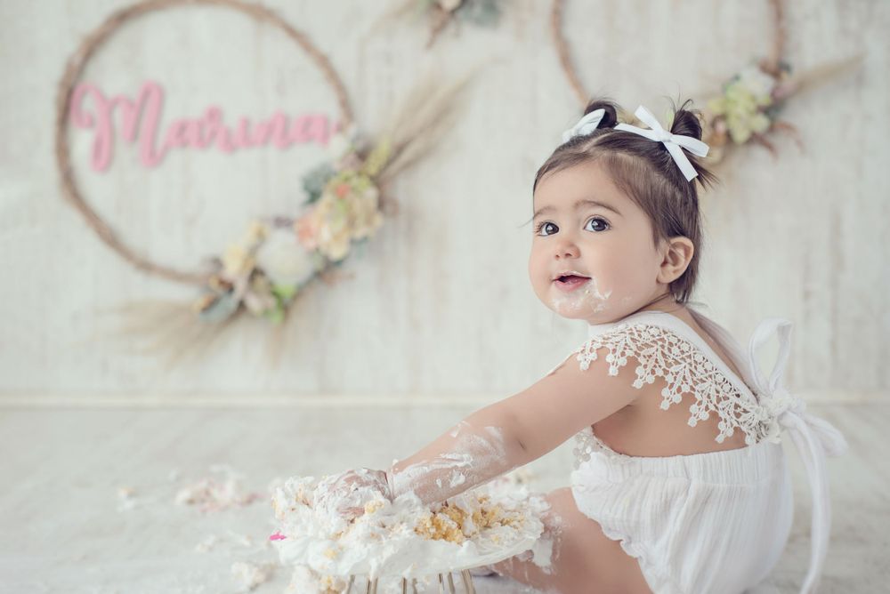 Fotografía familiar y de bebés en estudio, momentos espontáneos y luz natural. Estudio en Reñaca. Smash the Cake, Sesión Cumpleaños.
