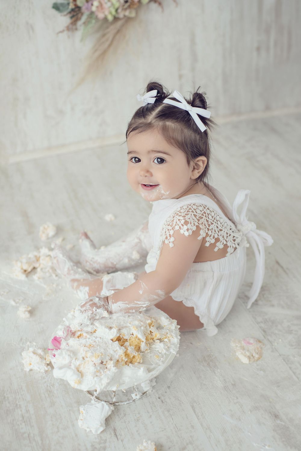 Fotografía familiar y de bebés en estudio, momentos espontáneos y luz natural. Estudio en Reñaca. Smash the Cake, Sesión Cumpleaños.