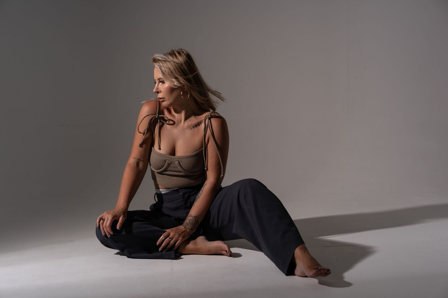 Radosna i seksowna blondynka w studio. Piękna sesja beauty do social media.