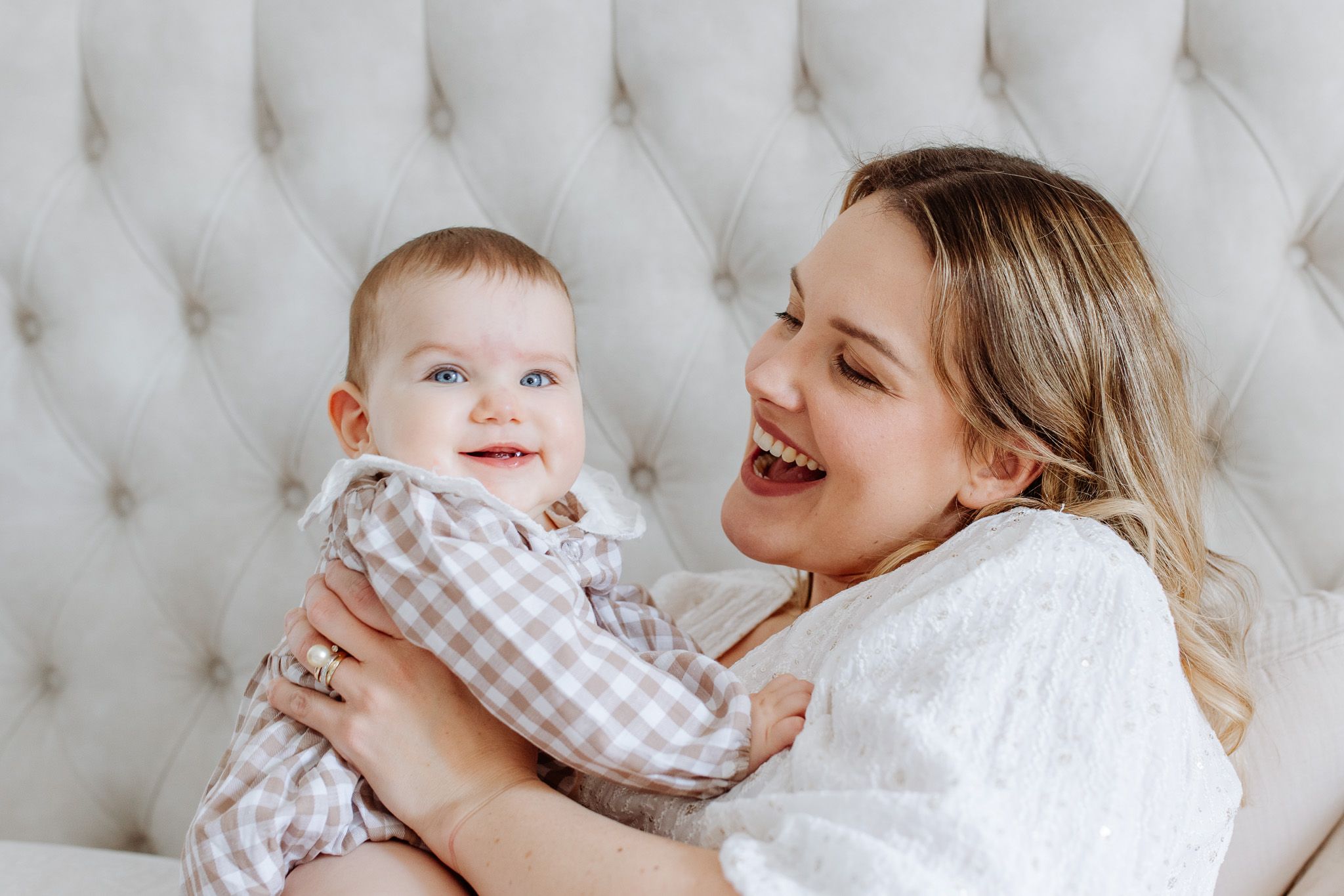 Maman heureuse souriant et câlinant son bébé pendant un moment de joie partagé ensemble