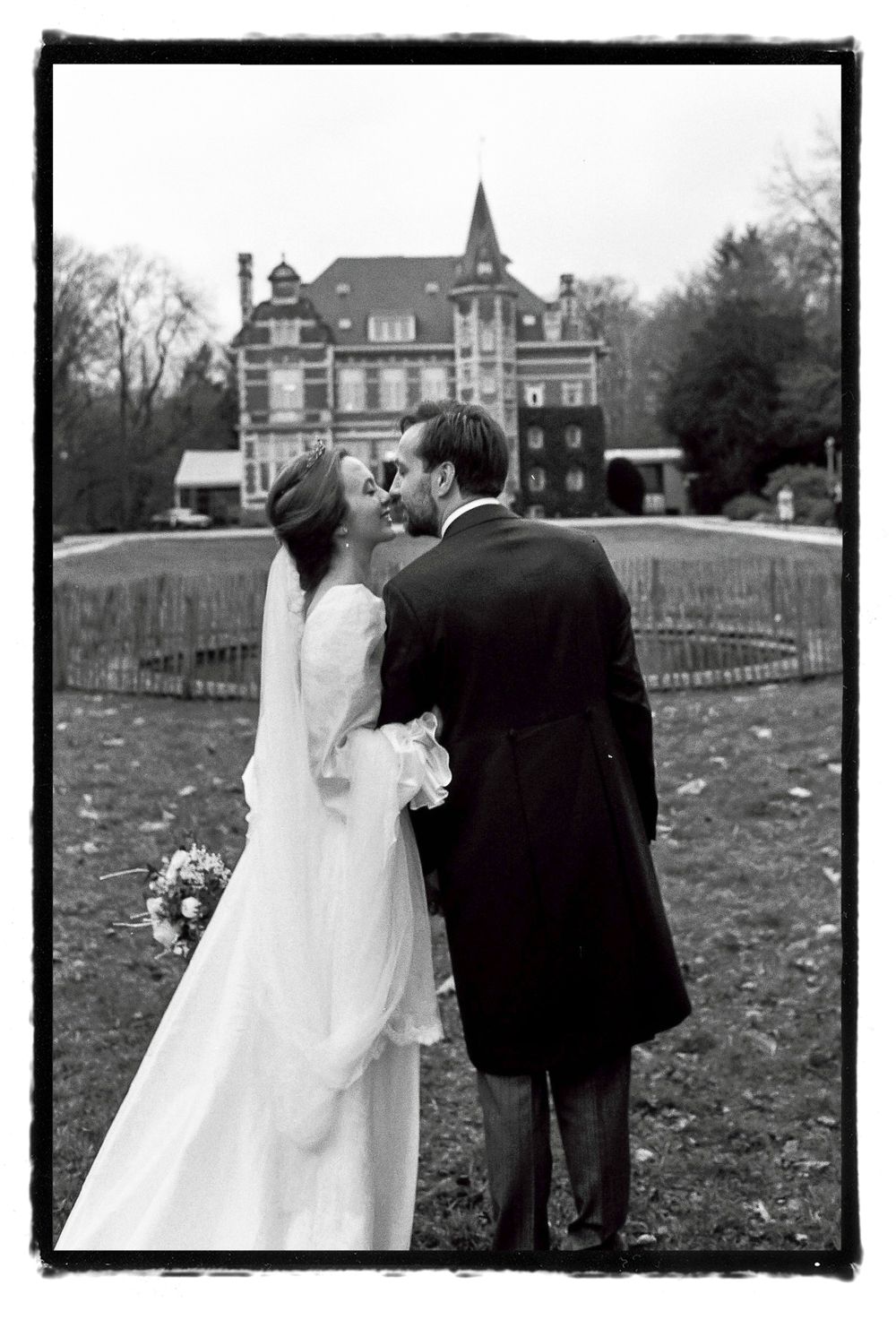 Photo argentique noir & blanc des mariés au château à Terblock