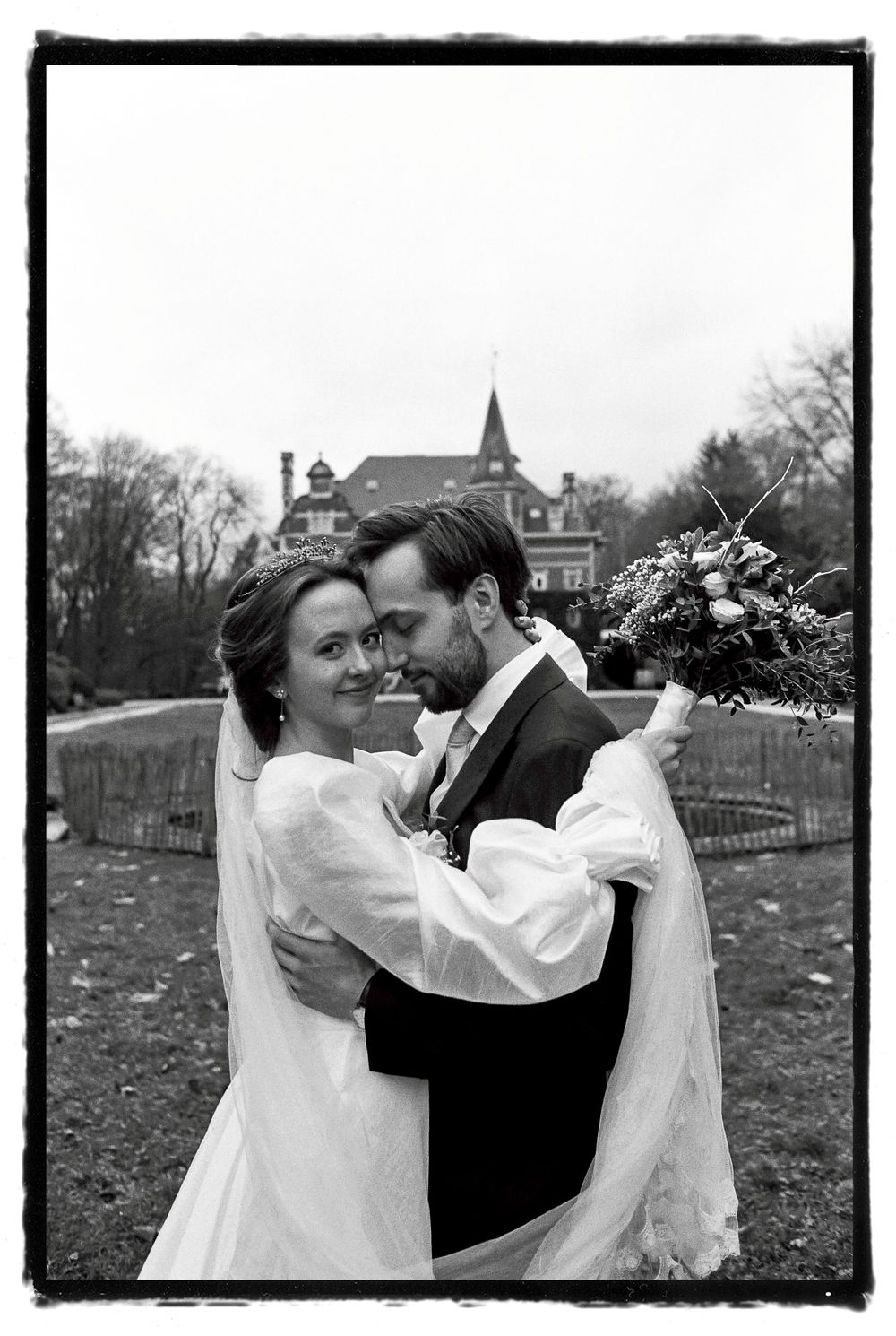 Photo argentique des mariés au château à Terblock