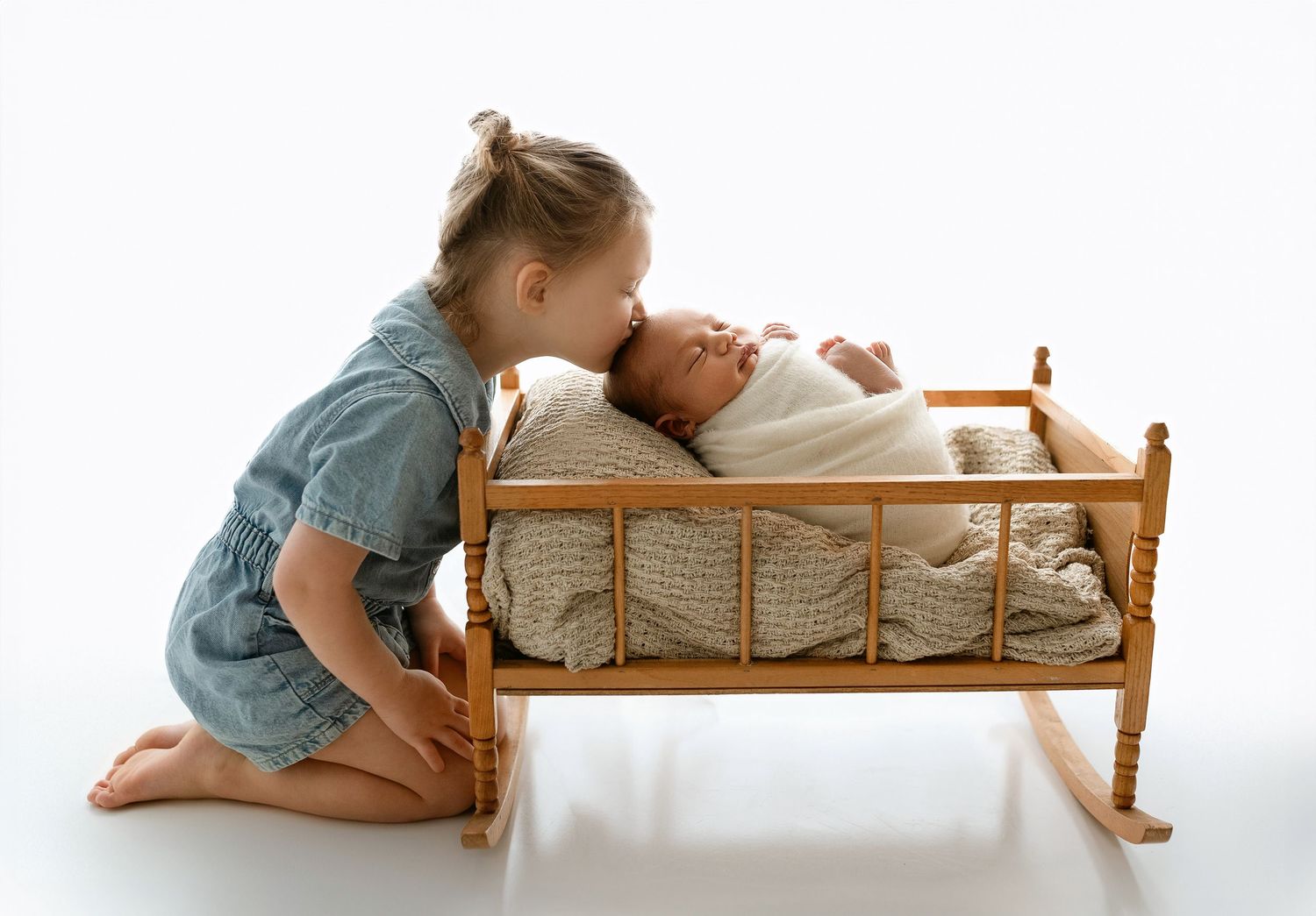 big sis with baby. Greenville sc newborn photographer, Easley sc newborn photographer, Greenville newborn, Greenville sc photographer, newbo