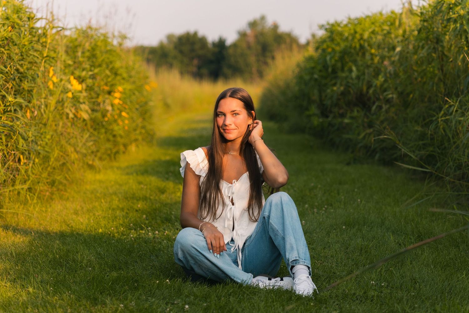 what to wear senior yearbook photos inspiration professional photographer madison wi advice tips tricks white top jeans sneakers casual vibe