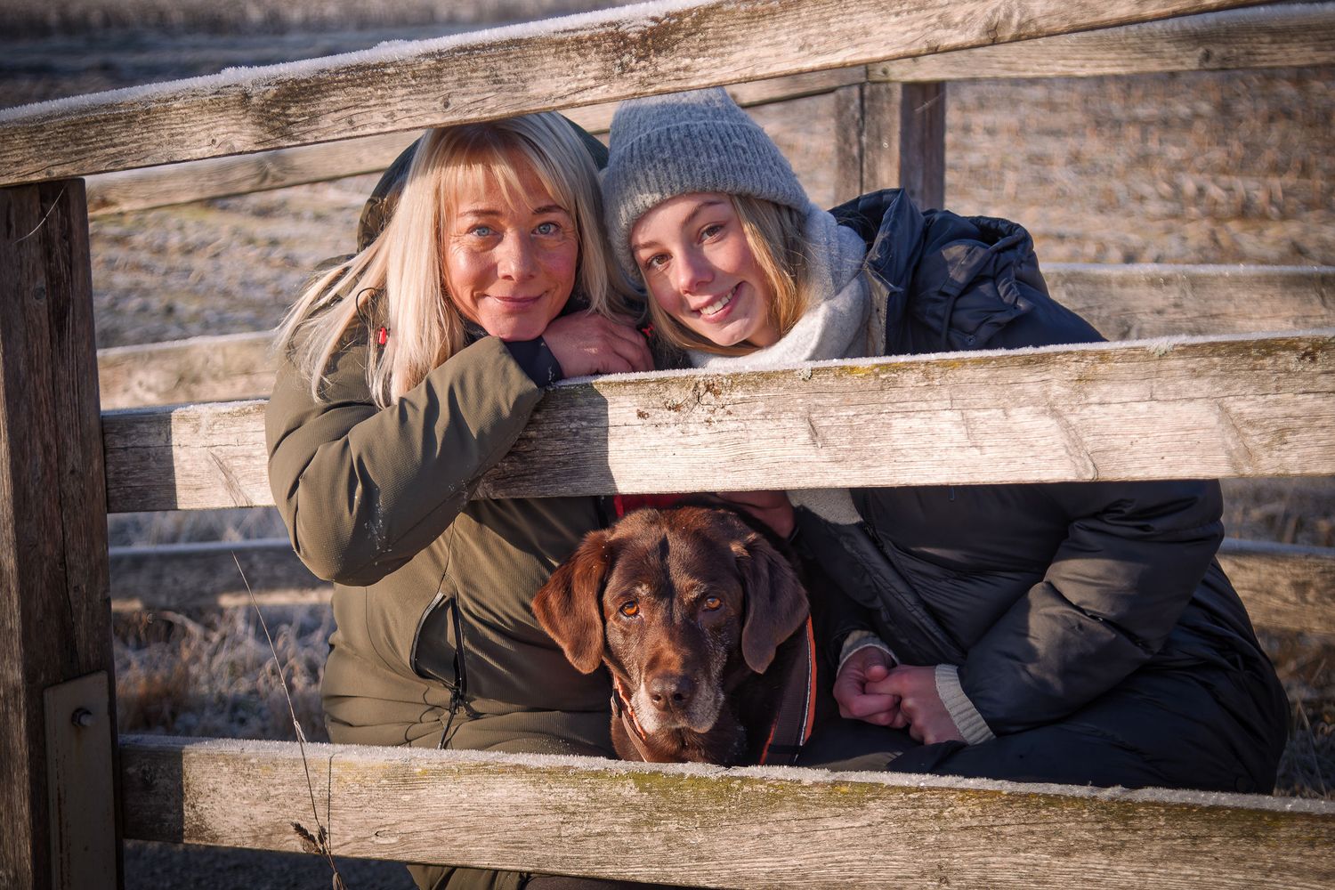 Herzliches Hundeshooting im Freien. Professionelle Tierfotografie und authentische Tierporträts von der Lichtkapsel.