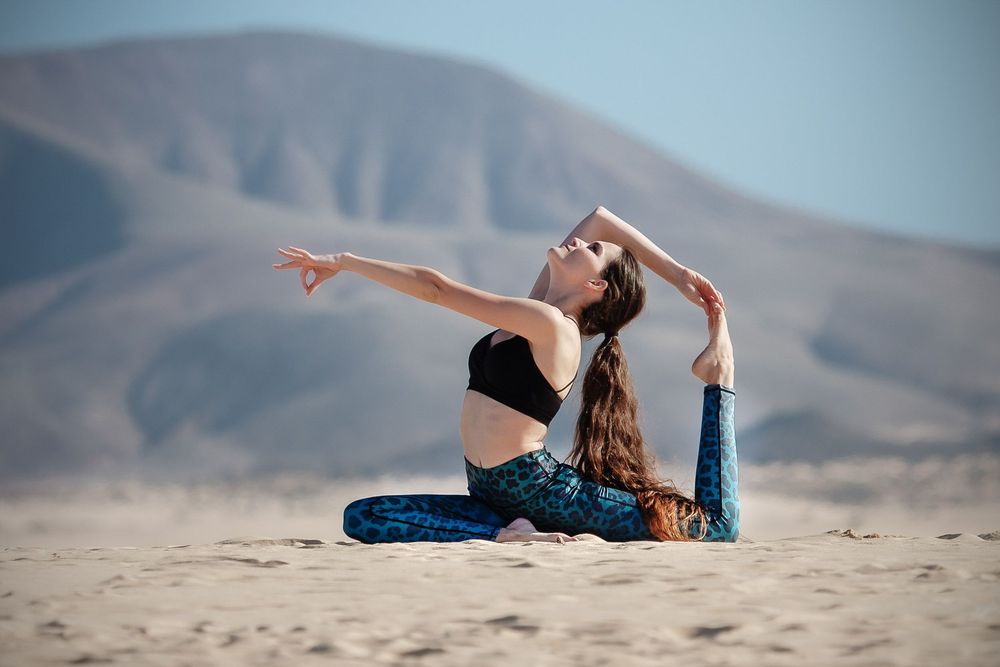 Yoga and fitness session in Corralejo dunes - Lifestyle photographer in Fuerteventura and Lanzarote photoFuerte