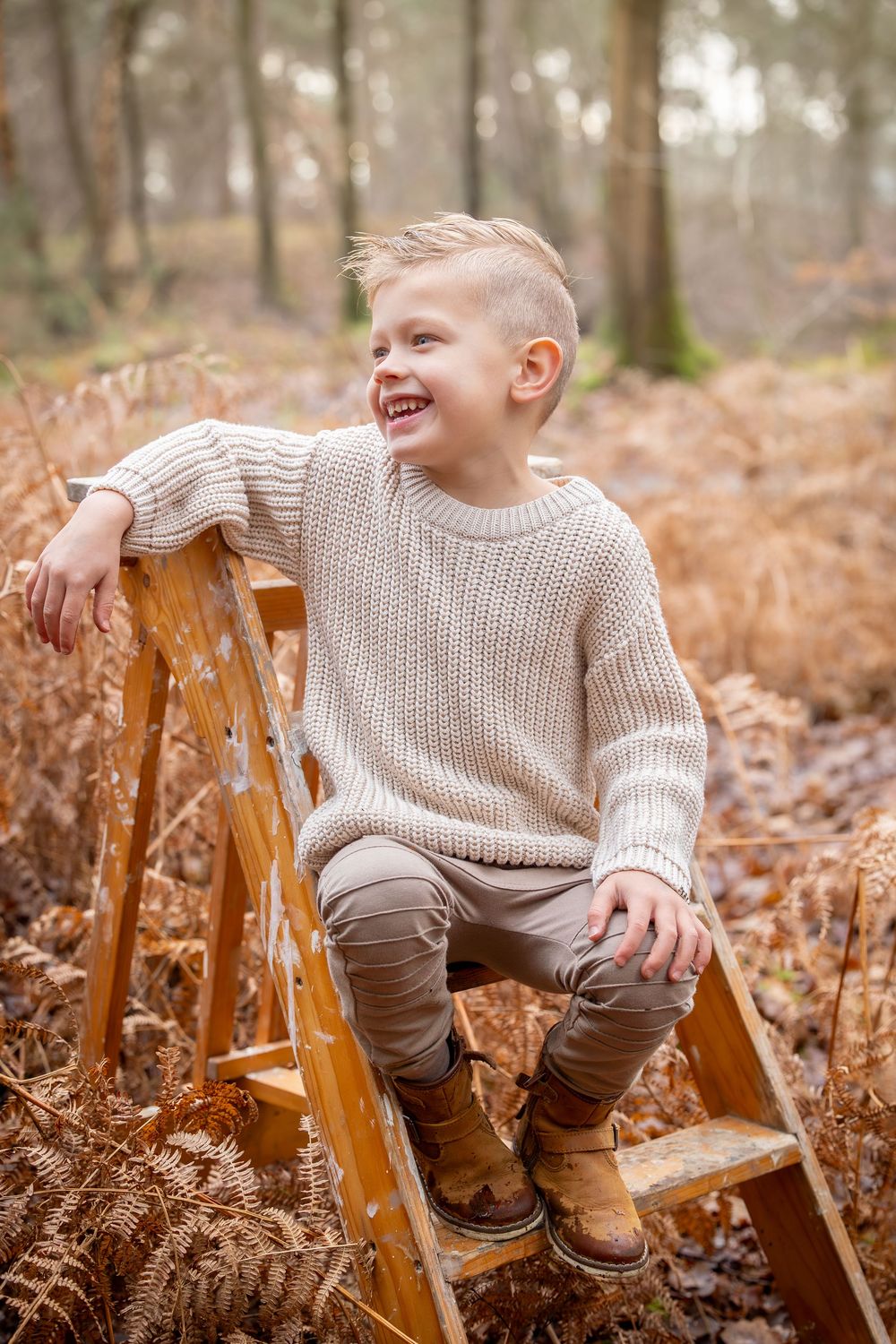 kind zittend op trapje tijdens fotoshoot buiten