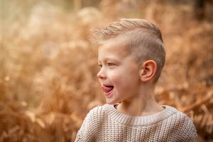 Portretfoto van een kind in de natuur