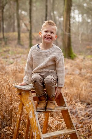 portretfoto van een kind tijdens een buitenshoot in ommen