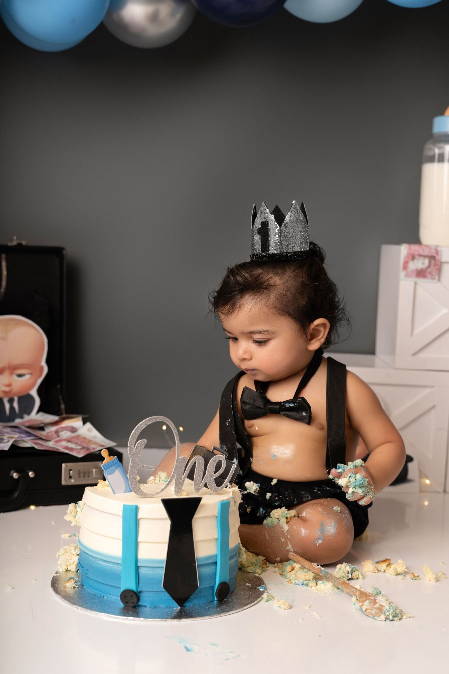 Let your little one dive into cake and giggles! A cake smash session is the perfect way to celebrate their first birthday.