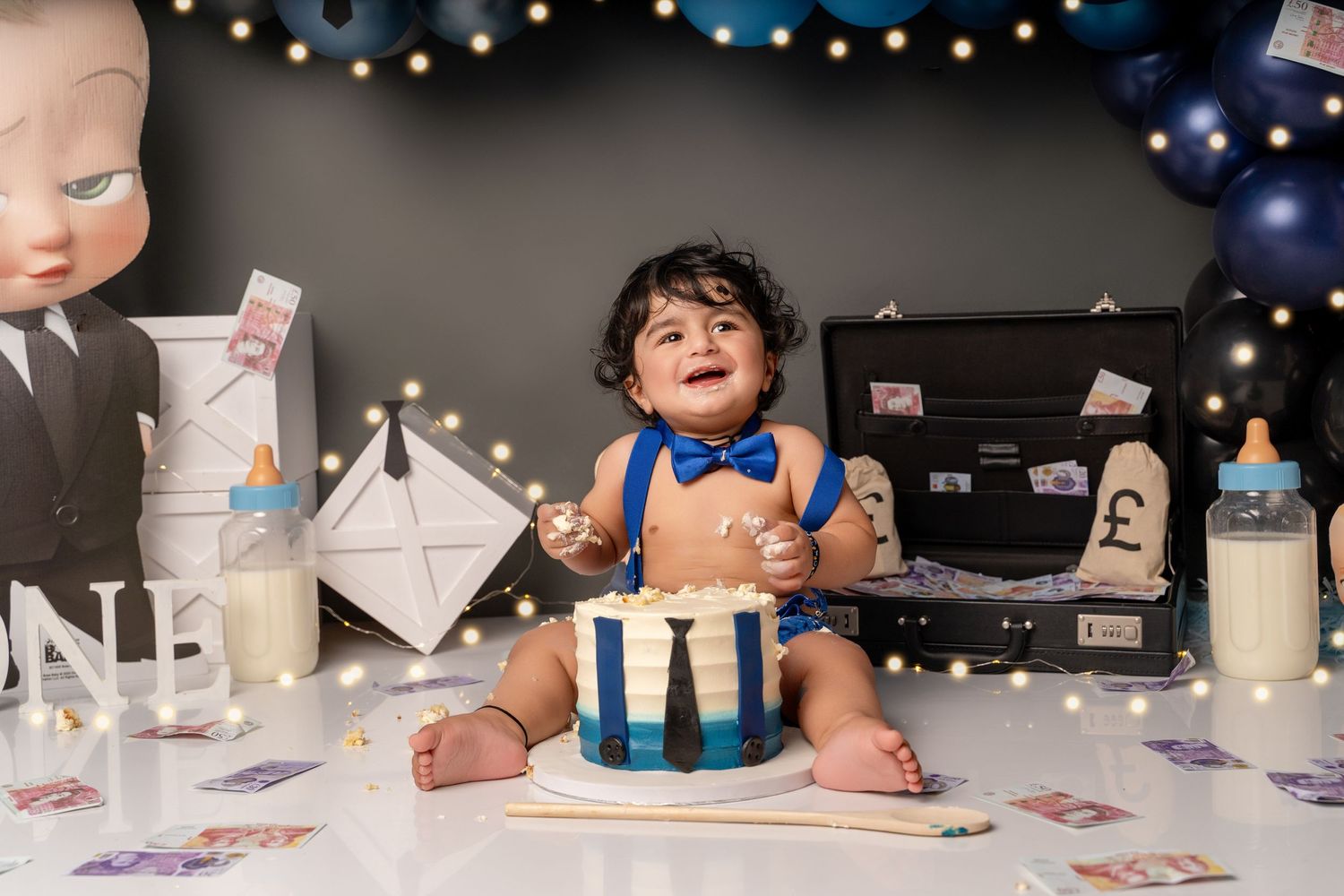 Cake, smiles, and a little bit of chaos! A cake smash shoot is the perfect way to capture your baby’s first birthday fun.