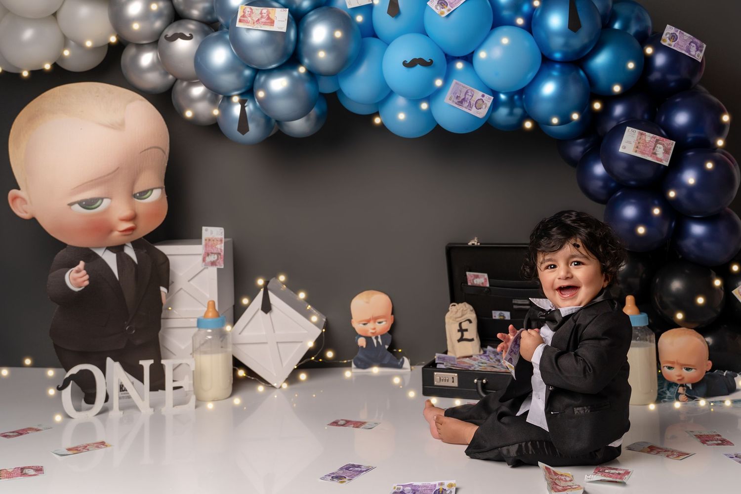 Little hands, big cake, and a whole lot of fun! Book a cake smash session and let the memories begin.