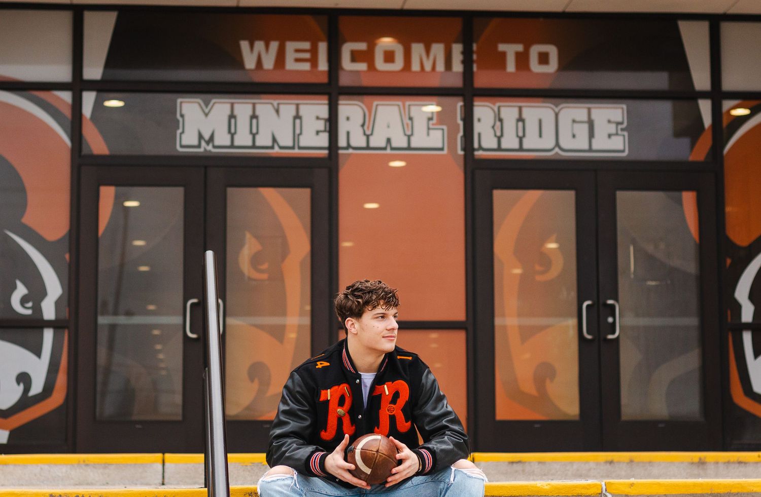 An Ohio-based photographer that specializes in wedding, Family, Seniors, and Sports photography. I'm always willing to t