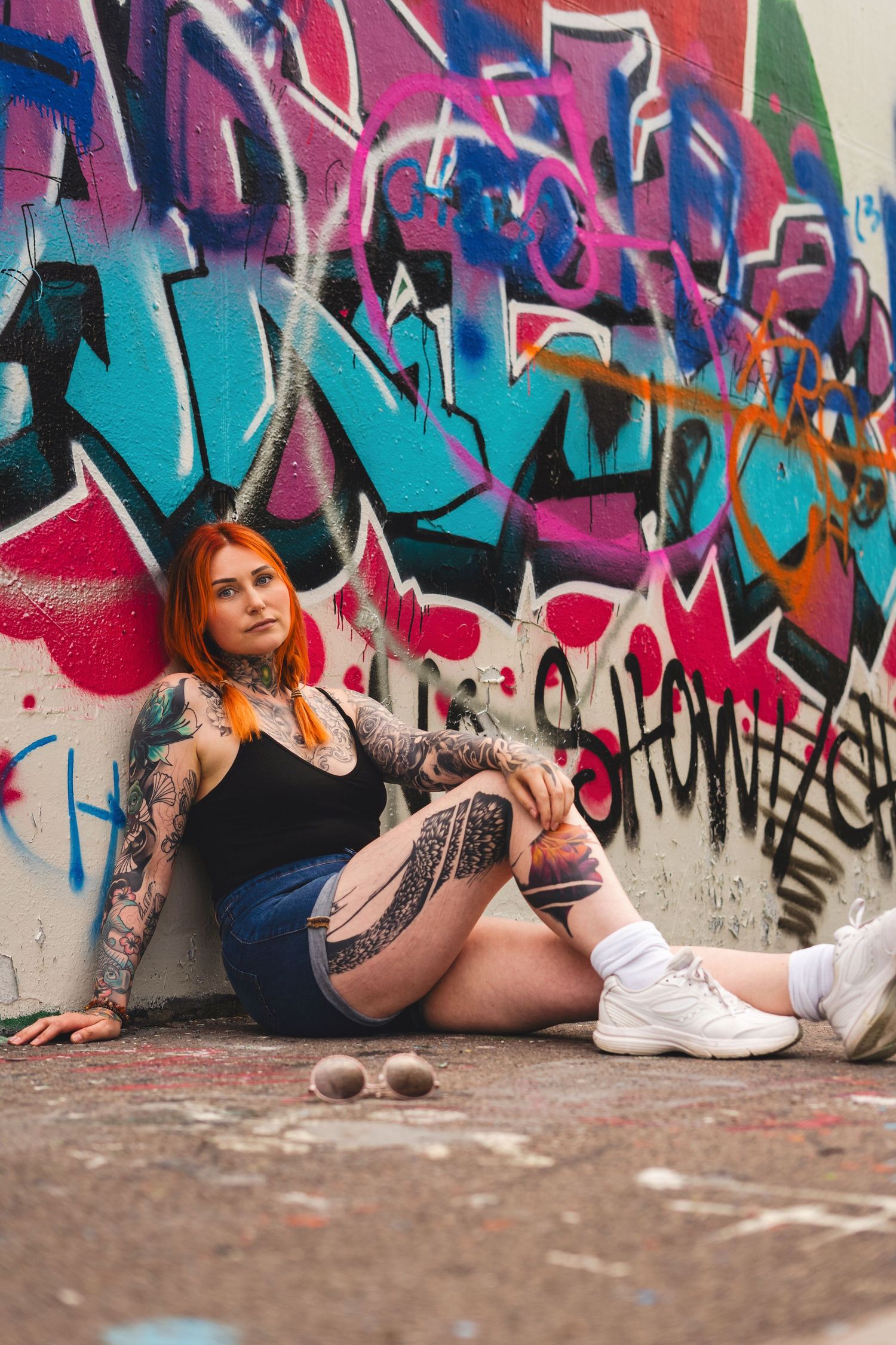 Porträtt av tatuerad kvinna i Halmstad– retrostil och graffitivägg