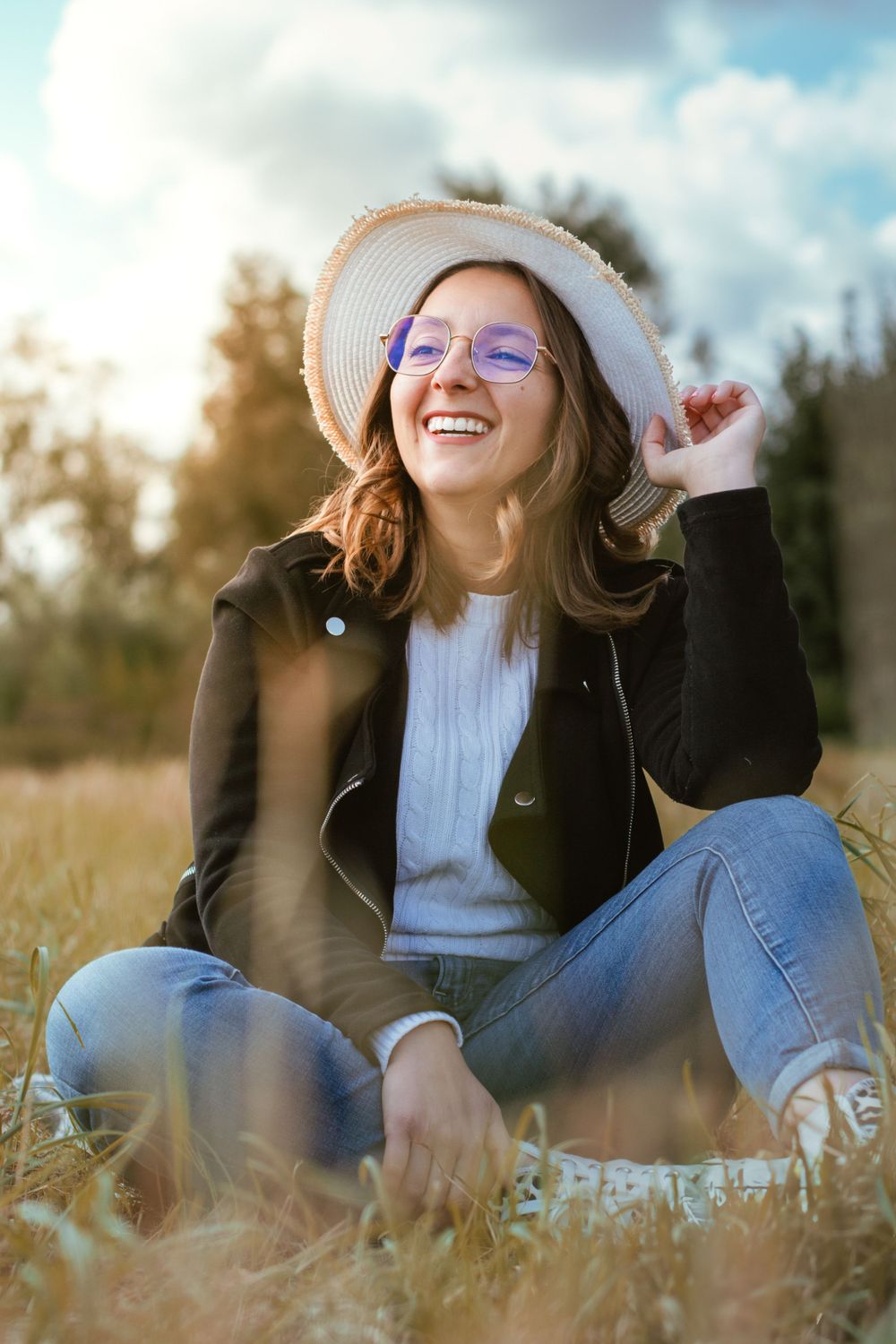 Séance photo printanière avec Laure, capturée en extérieur avec des fleurs et une lumière douce, créant une atmosphère fraîche et naturelle.