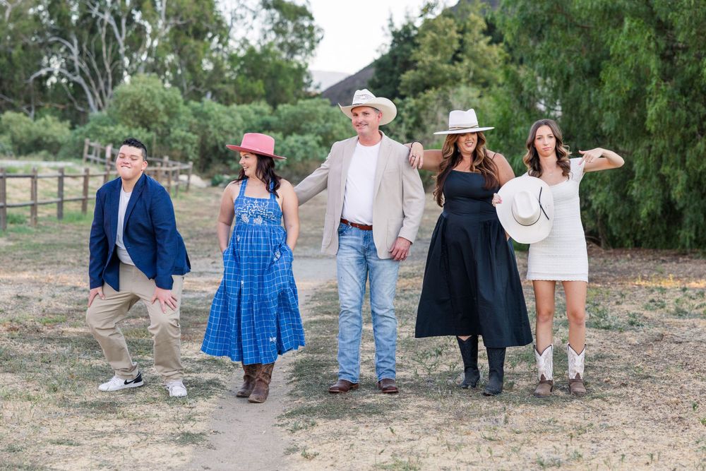 Easy family photos, Simi Valley family photographer, Fun outdoor photographer, Seasonal photographer, Photographers near me