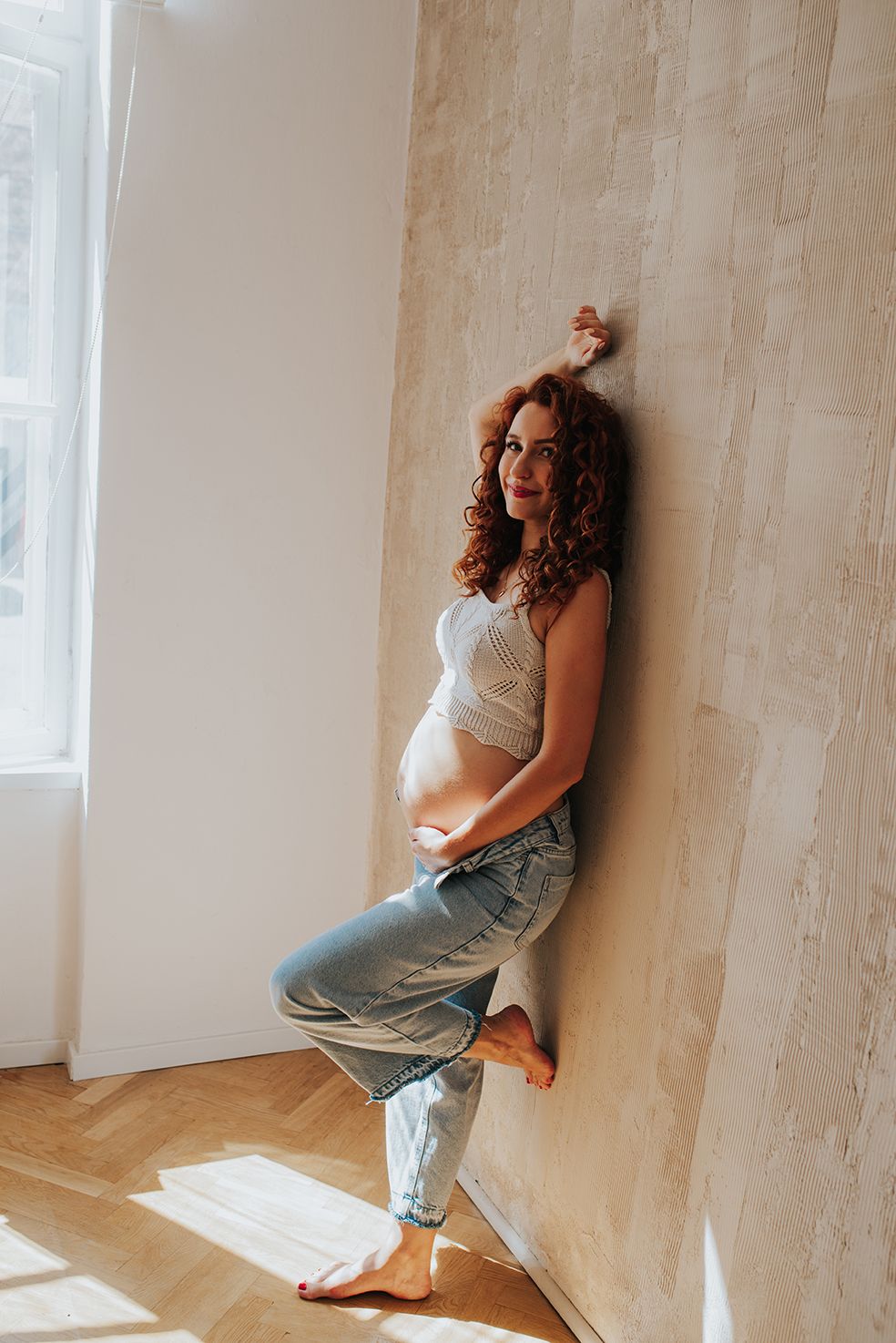 kobieta w ciąży naturalna sensualna sesja z brzuszkiem