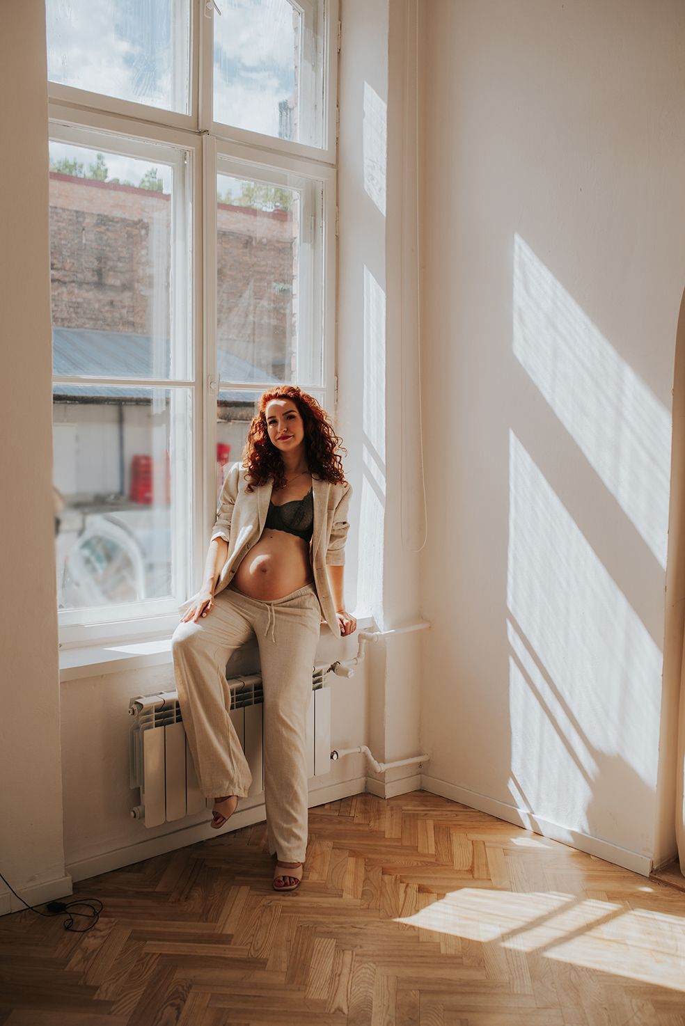 kobieta w ciąży naturalna sensualna sesja z brzuszkiem