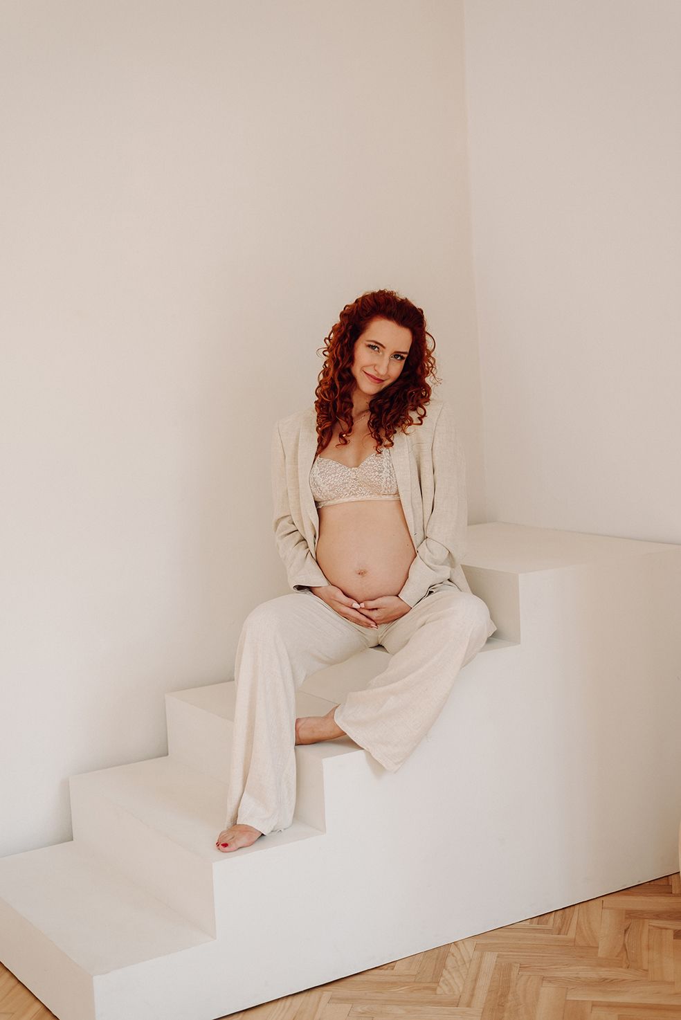 kobieta w ciąży naturalna sensualna sesja z brzuszkiem