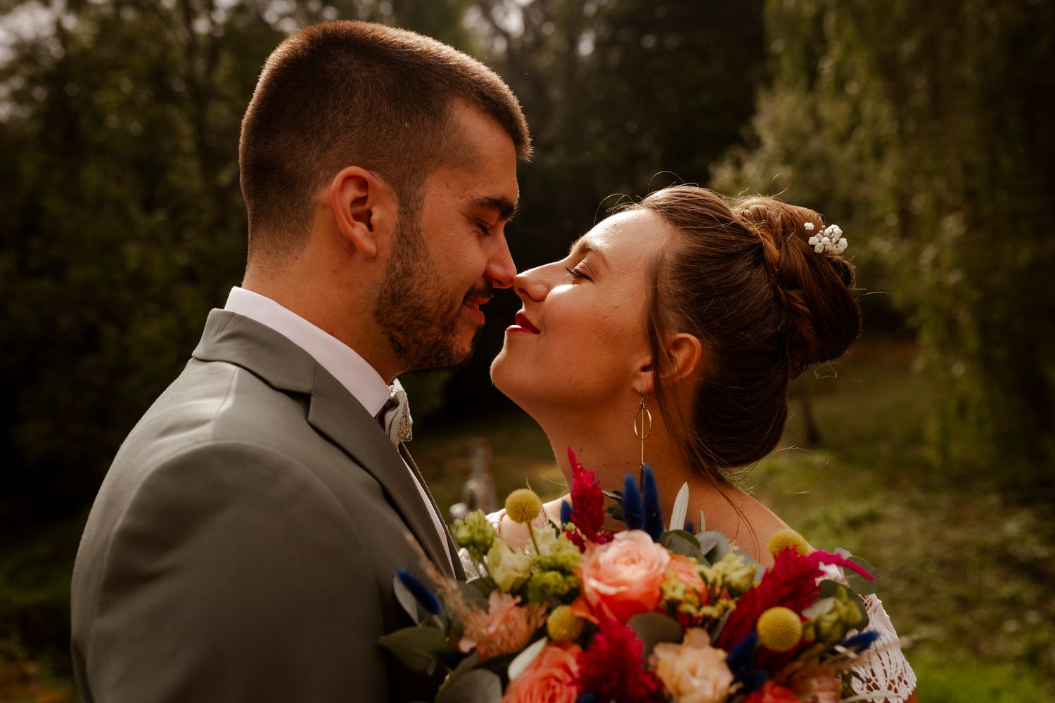 Photos de couple pendant un first look de mariage dans la nature en Charente