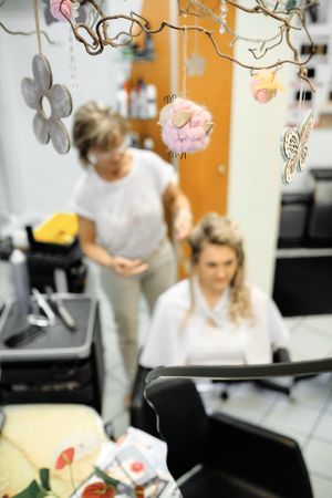 Fotograf za vencanje Nemacka 
Wedding photographer in church on the wedding day Traunreut Germany
Bride in hair salon doing makeup