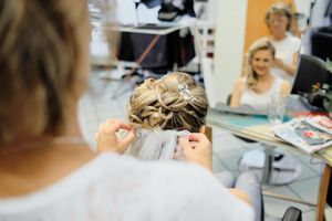Fotograf za vencanje Nemacka 
Wedding photographer in church on the wedding day Traunreut Germany
Bride in hair salon doing makeup