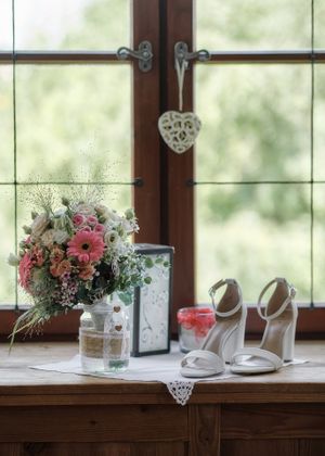 Fotograf za vencanje Nemacka 
Wedding photographer in church on the wedding day Traunreut Germany
Bride details on window for preparation