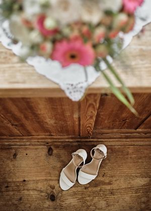 Fotograf za vencanje Nemacka 
Wedding photographer in church on the wedding day Traunreut Germany
Bride details on window for preparation