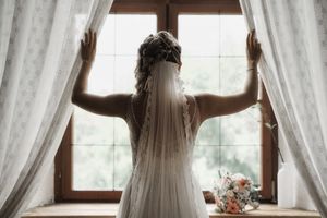 Fotograf za vencanje Nemacka 
Wedding photographer in church on the wedding day Traunreut Germany
Bride posing by the window preparation