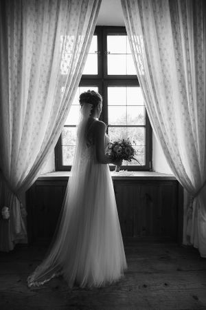 Fotograf za vencanje Nemacka 
Wedding photographer in church on the wedding day Traunreut Germany
Bride posing by the window preparation