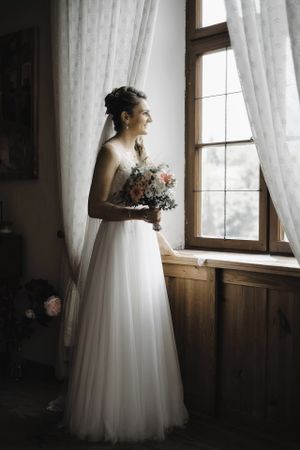 Fotograf za vencanje Nemacka 
Wedding photographer in church on the wedding day Traunreut Germany
Bride posing by the window preparation