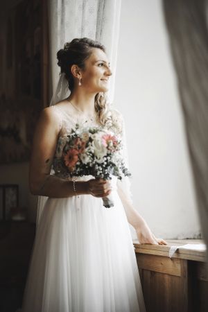 Fotograf za vencanje Nemacka 
Wedding photographer in church on the wedding day Traunreut Germany
Bride posing by the window preparation