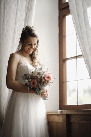 Fotograf za vencanje Nemacka 
Wedding photographer in church on the wedding day Traunreut Germany
Bride posing by the window preparation