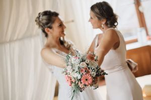 Fotograf za vencanje Nemacka 
Wedding photographer in church on the wedding day Traunreut Germany
Bride and godmother preparation