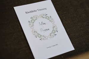 Fotograf za vencanje u crkvi Nemacka 
Wedding photographer in church on the wedding day Traunreut Germany
Groom writes wishes in church