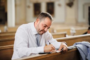 Fotograf za vencanje u crkvi Nemacka 
Wedding photographer in church on the wedding day Traunreut Germany
Groom writes wishes in church