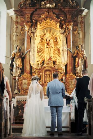Fotograf za vencanje u crkvi Nemacka 
Wedding photographer in church on the wedding day Traunreut Germany
Bride and groom church atmosphere
