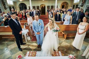 Fotograf za vencanje u crkvi Nemacka 
Wedding photographer in church on the wedding day Traunreut Germany
Bride and groom church atmosphere