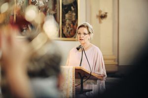 Fotograf za vencanje u crkvi Nemacka 
Wedding photographer in church on the wedding day Traunreut Germany
Mother speech in church
